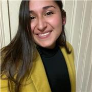 Profesora de inglés dicta clases a niños de primer ciclo